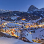 widok na miasteczko w Dolomitach nocą