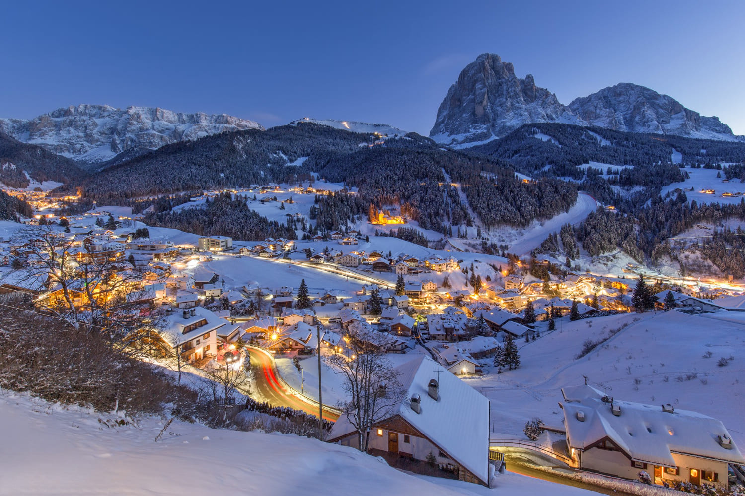 widok na miasteczko w Dolomitach nocą